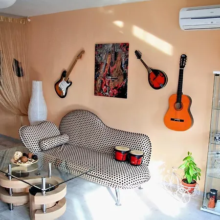 Vintage Apartment, 5 Min From Center + 2 Free Bikes Апартаменты Варна